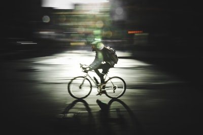 人骑公路自行车的动态摄影